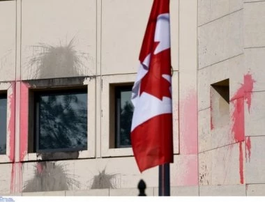 Η στιγμή της εισβολής του Ρουβίκωνα στην καναδική πρεσβεία (βίντεο)